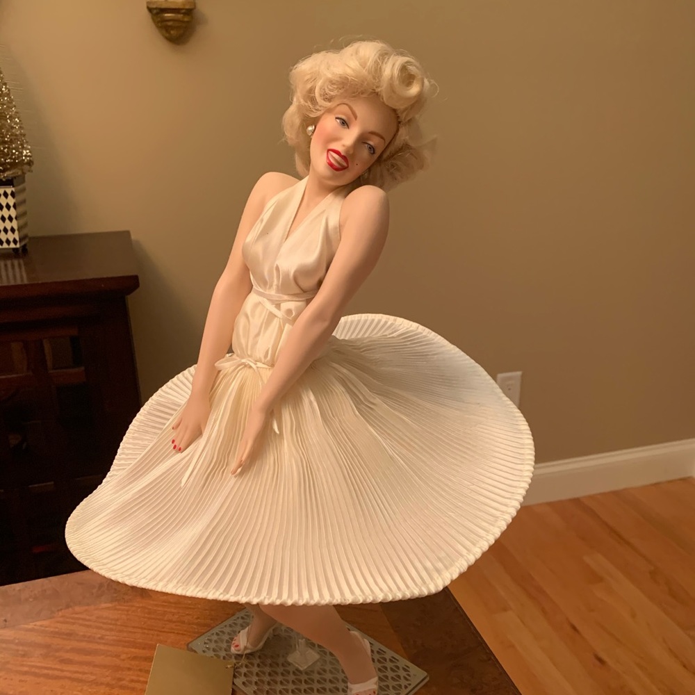 Franklin Heirloom Marylin Monroe Porcelain Doll
